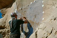 Tropem prahistorycznych artystw Sahary. Kod petroglifw