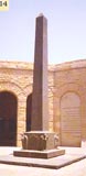Obelisk faraona Ramzesa II na dziedzicu Muzeum